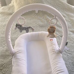 EUC DockATot Deluxe+ with Play Arch